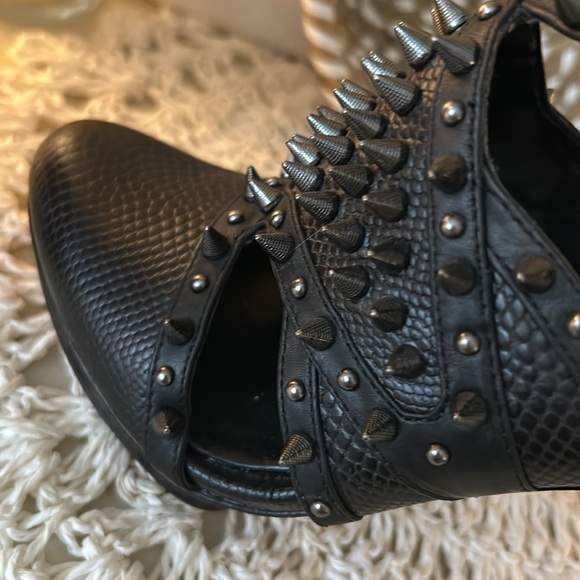 Rockstar vibe  BCBGMaxAzria spiked heels. EUC size 5.5 - Picture 6 of 7
